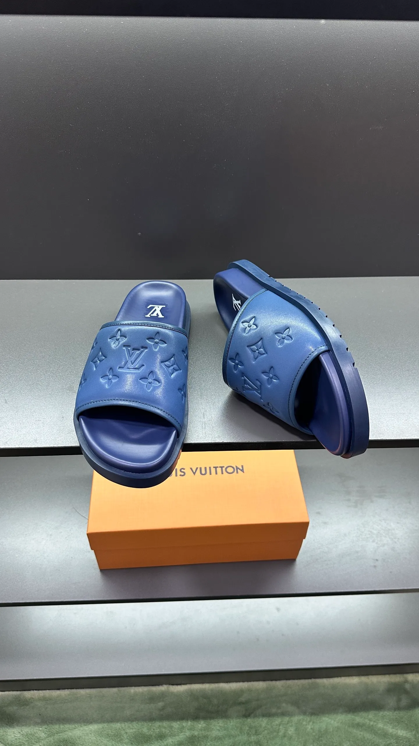 [L Home] P: 300💰Size: 38-45 Top purchasing lv men's summer slippers, classic presbyopia with soft real leather lining, unique color splicing effect, distinctive personality, fashionable and trendy essential style, light and comfortable. Lightweight and tough rubber insole, micro ridged foam outsole, super comfortable!